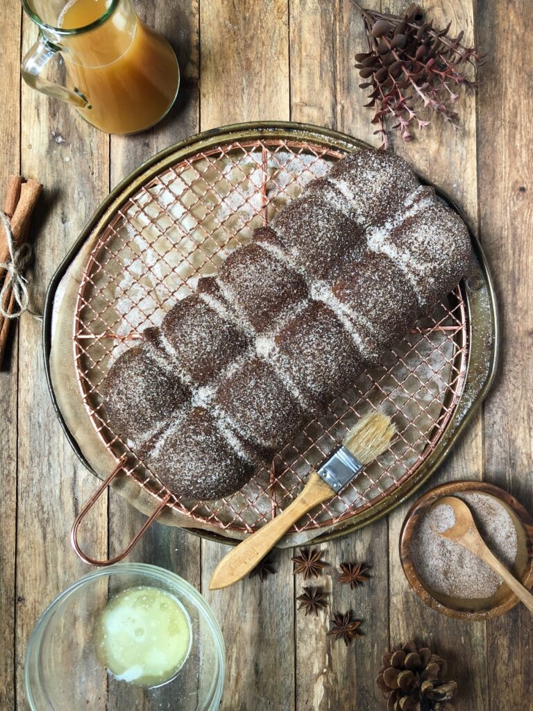 A photo of donut cake sprinkled with sugar.